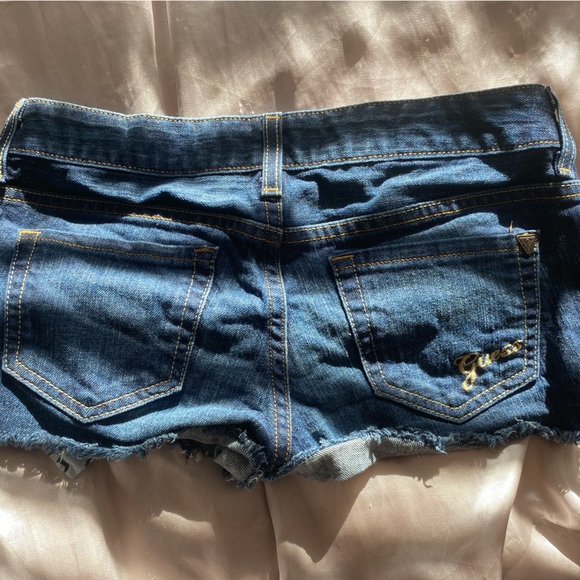 GUESS JEANS SHORTS IN SIZE WOMEMS 26 - Picture 2 of 7